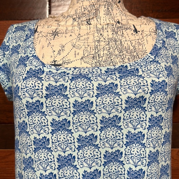 I. E Relaxed Scoop Neck Cap Sleeve Light Blue Floral Crop Top - Picture 3 of 8